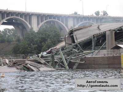 В Миннеаполисе (США) обрушился автомобильный мост. Фото, видео.