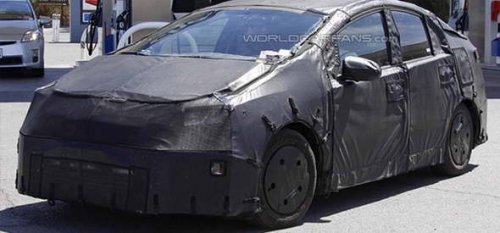Выход на рынок нового поколения Toyota Prius отложен