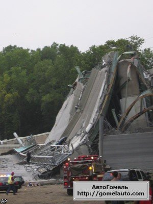 В Миннеаполисе (США) обрушился автомобильный мост. Фото, видео.