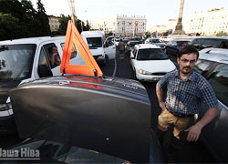 Участники акции "Стоп бензин" парализовали движение на проспекте Независимости в Минске