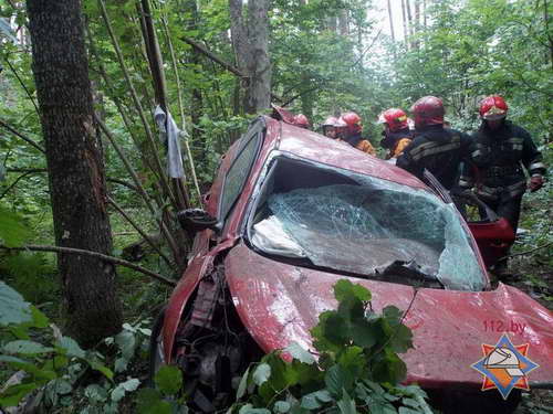 В районе деревне Цыкуны автомобиль оказался за пределами дороги и повис на деревьях