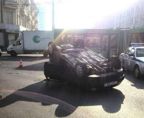 На перекрестке ул.Интернациональная - пр-т Ленина в результате ДТП перевернулся автомобиль