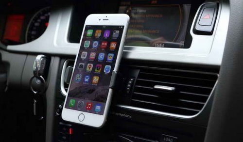 Какой выбрать держатель для смартфона в автомобиль?
