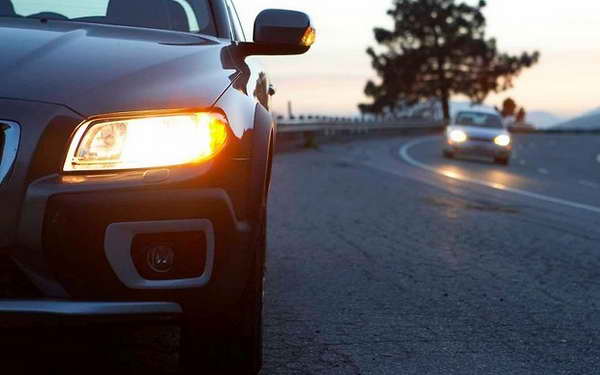 С 25 августа по 5 сентября автомобили должны включать ближний свет фар
