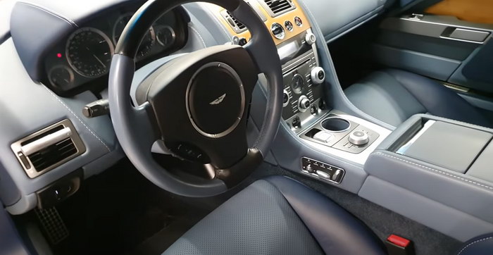 салон Aston Martin Rapide S