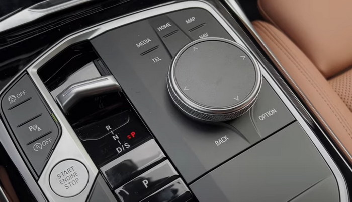 BMW убрала селектор iDrive, а вместе с ним исчезло и управление жестами
