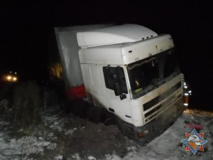 В результате столкновения Renault и DAF, водитель последнего погиб
