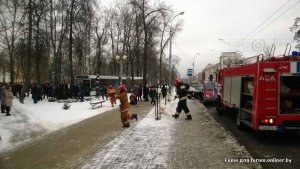 Пассажирский автобус 17-го маршрута оказался на тротуаре. Есть пострадавшие