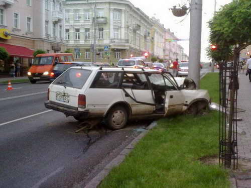 Старая Toyota врезалась в столб на центральной улице Гомеля