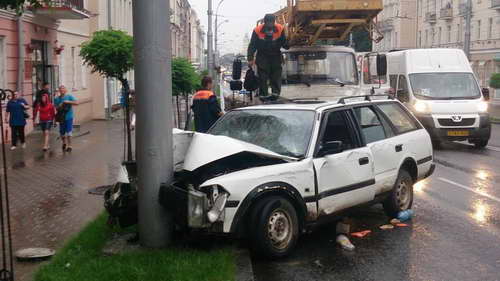 Старая Toyota врезалась в столб на центральной улице Гомеля