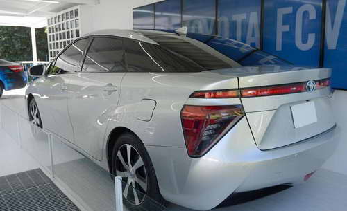 седан Toyota FCV