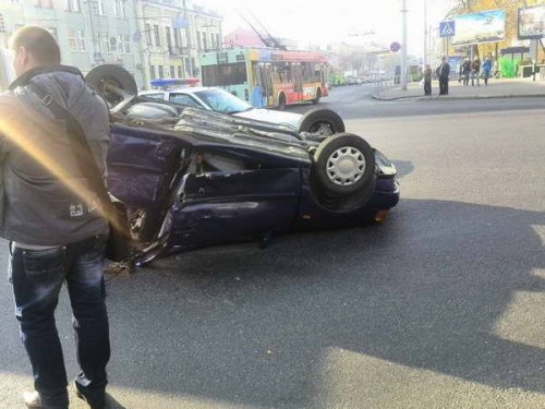 На перекрестке ул.Интернациональная - пр-т Ленина в результате ДТП перевернулся автомобиль