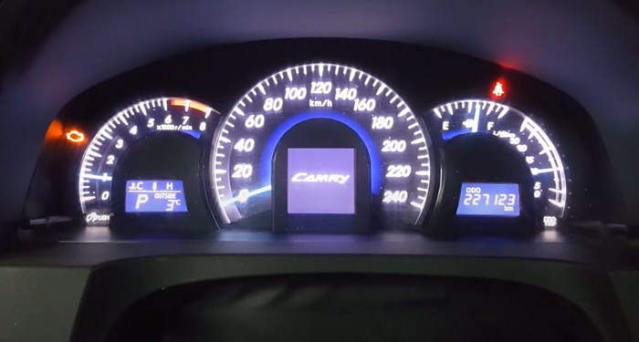Toyota Camry: регулировать спидометр – легко!